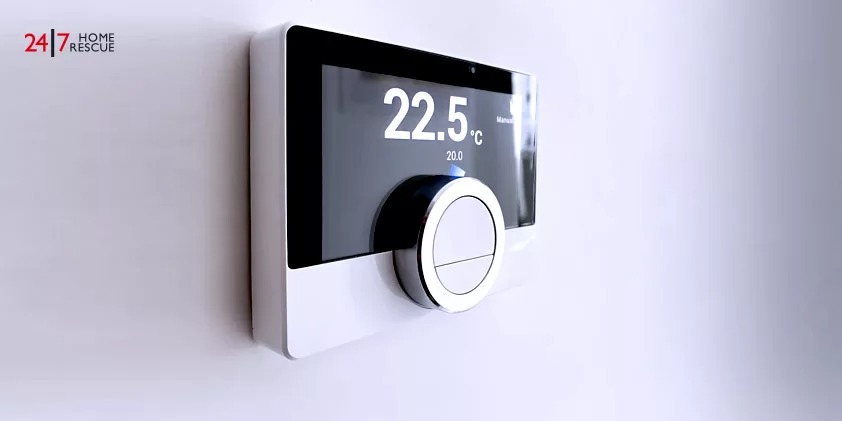Screen of a smart digital thermostat with the external and target temperatures indicated