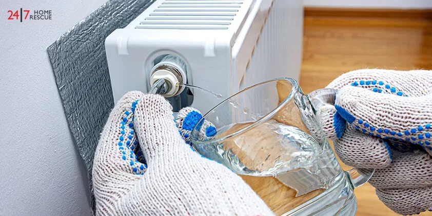 Bleeding radiator with a bleeding key