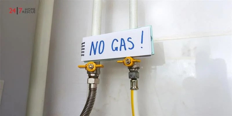 Handmade inscription "No natural gas!". Closed valves on gas pipes in a residential building. Gas crisis, symbolic image.
