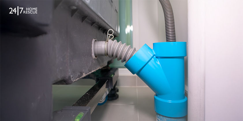 Drain pipe with flexible hose outside the dishwasher