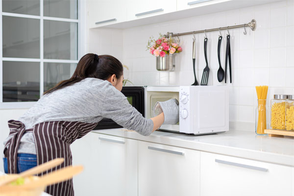 Vegetable cooking on a microwave oven